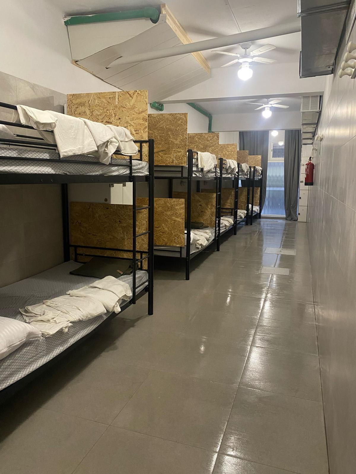 Dormitorio con literas y taquillas