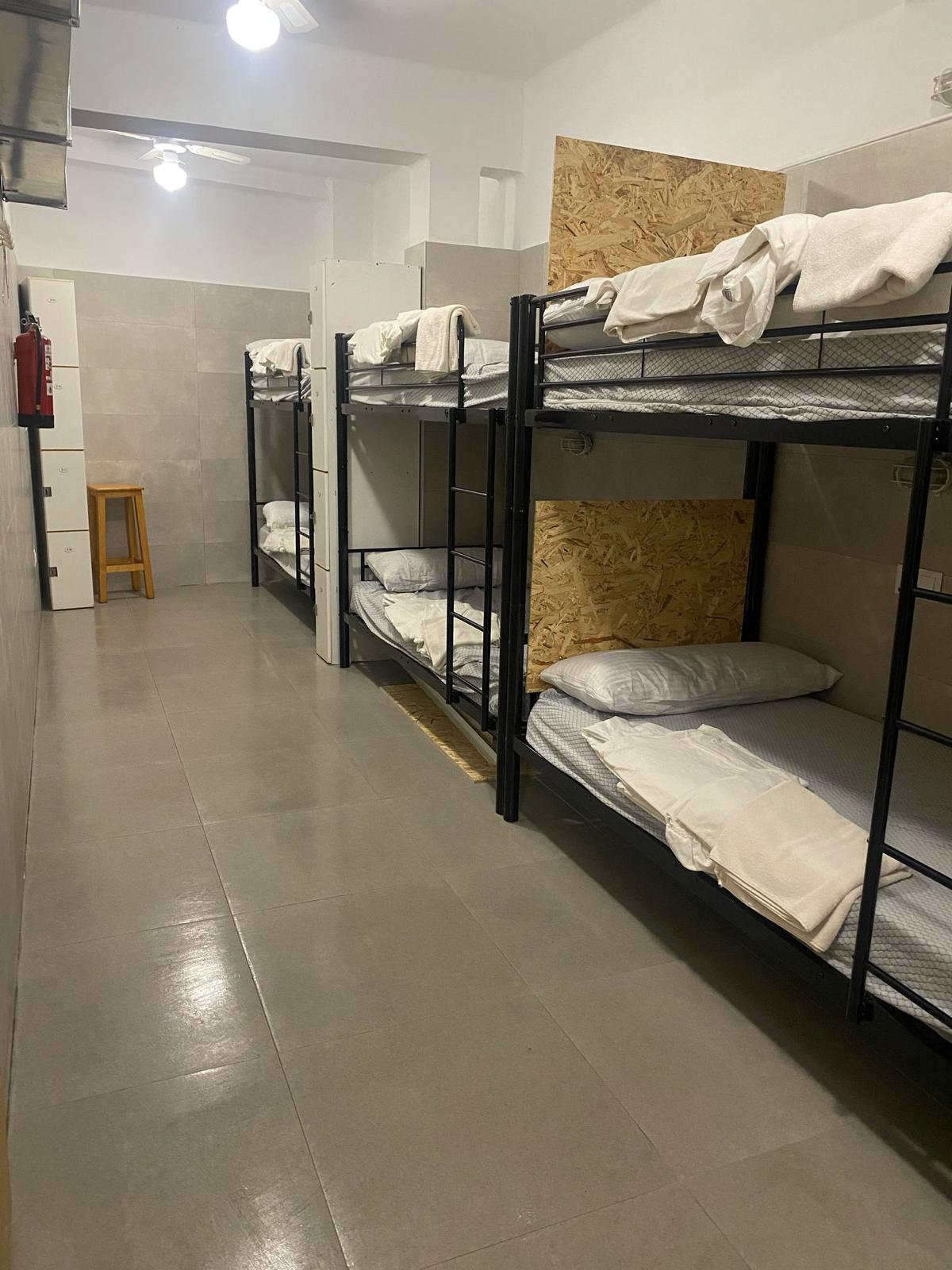 Dormitorio con literas y ventiladores de techo