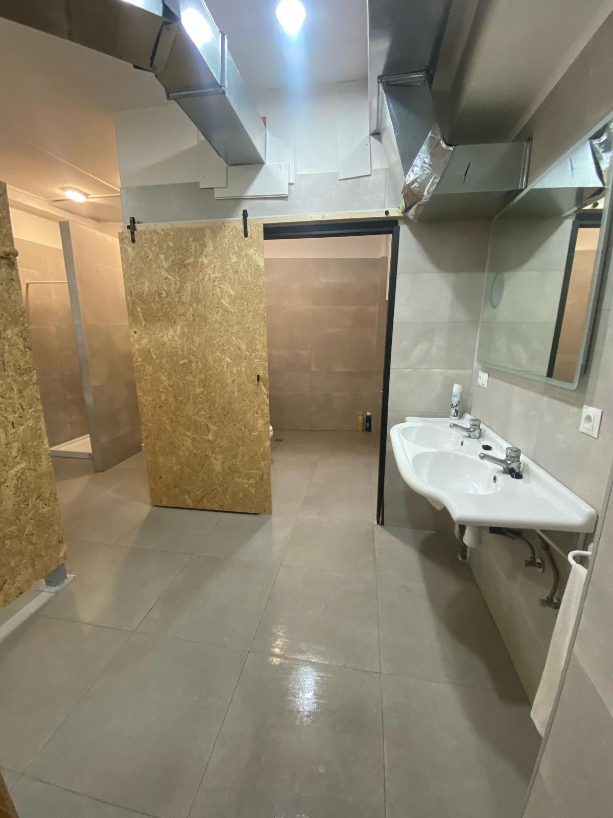 Zona de lavabos y duchas