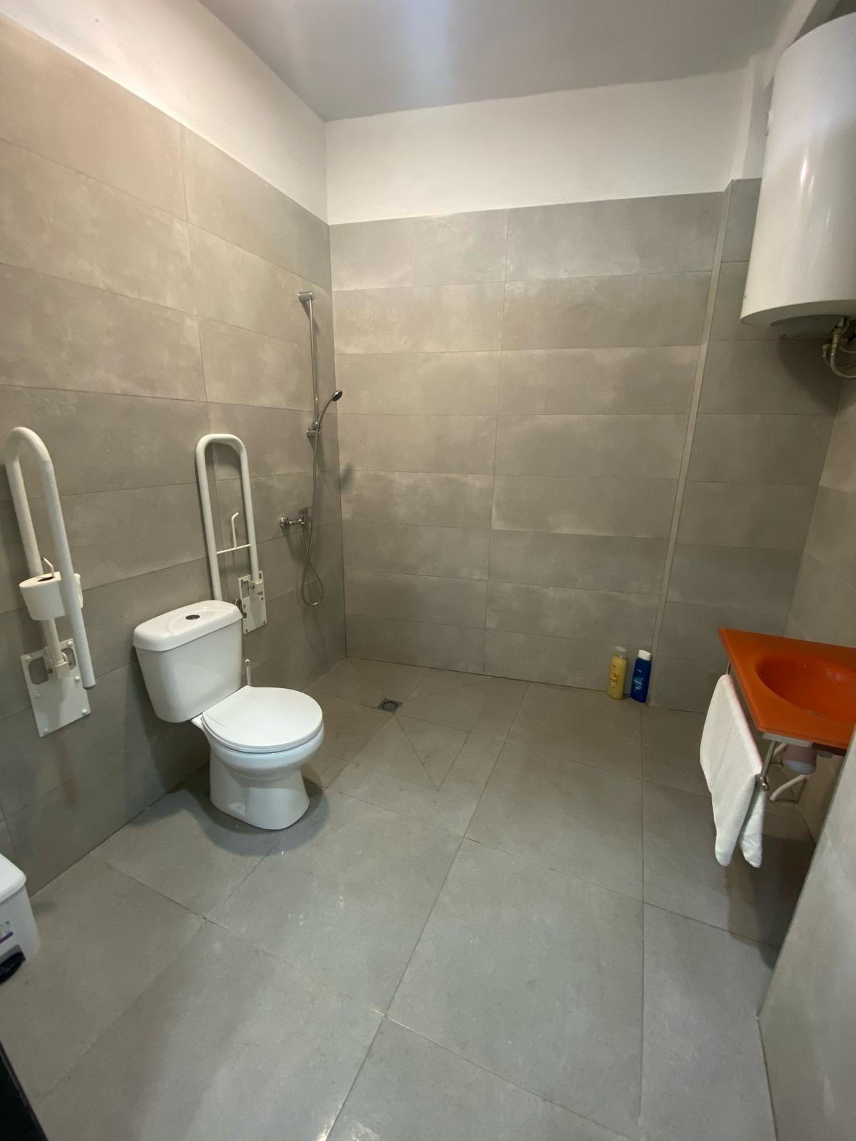 Baño adaptado para movilidad reducida