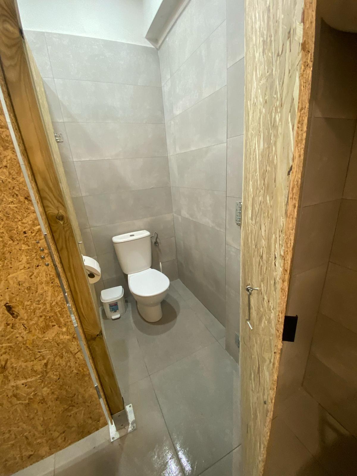 Cabina de inodoro